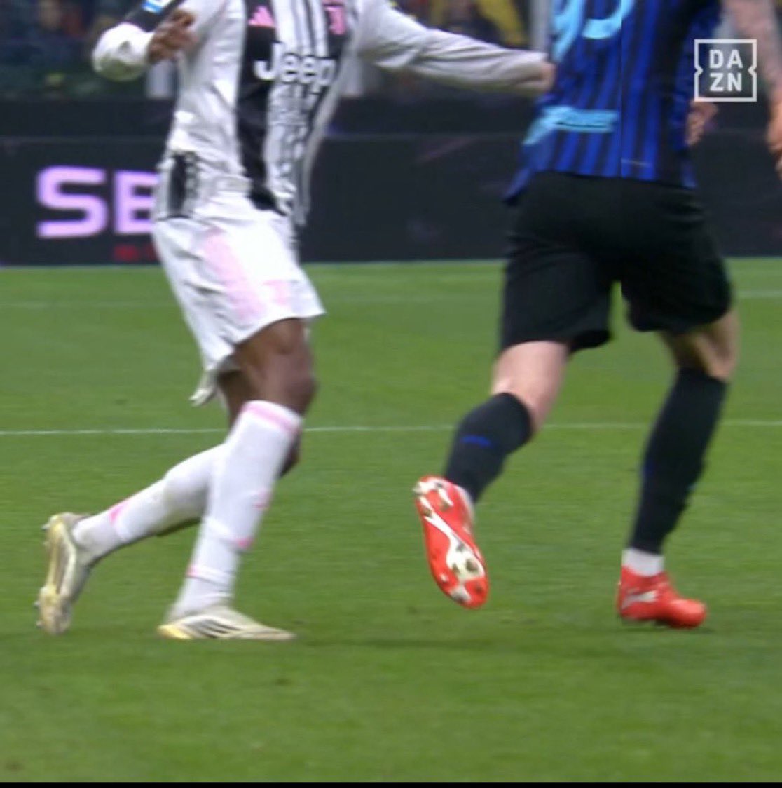 pisto_gol's tweet photo. Una simulazione di #Bastoni -già ammonito- provoca l’espulsione ( 2^ giallo) di #Kalulu, e per il protocollo attuale il VAR non può intervenire sulle ammonizioni. E così l’errore
 di #LaPenna lascia la #Juve in 10 e rovina una partita bella e equilibrata #IntJuv https://t.co/F5UdK2dgex