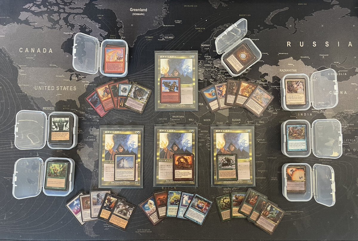 Os comparto por aquí lo que está haciendo un compañero en el Discord por si a alguien le interesa 👇
Hace un par de semanas le encargaron un set de 202 mini cartas OLD FRAME, todas preparadas para nombrar con el Meddling Mage. La idea es sustituir los típicos post-it de la mesa