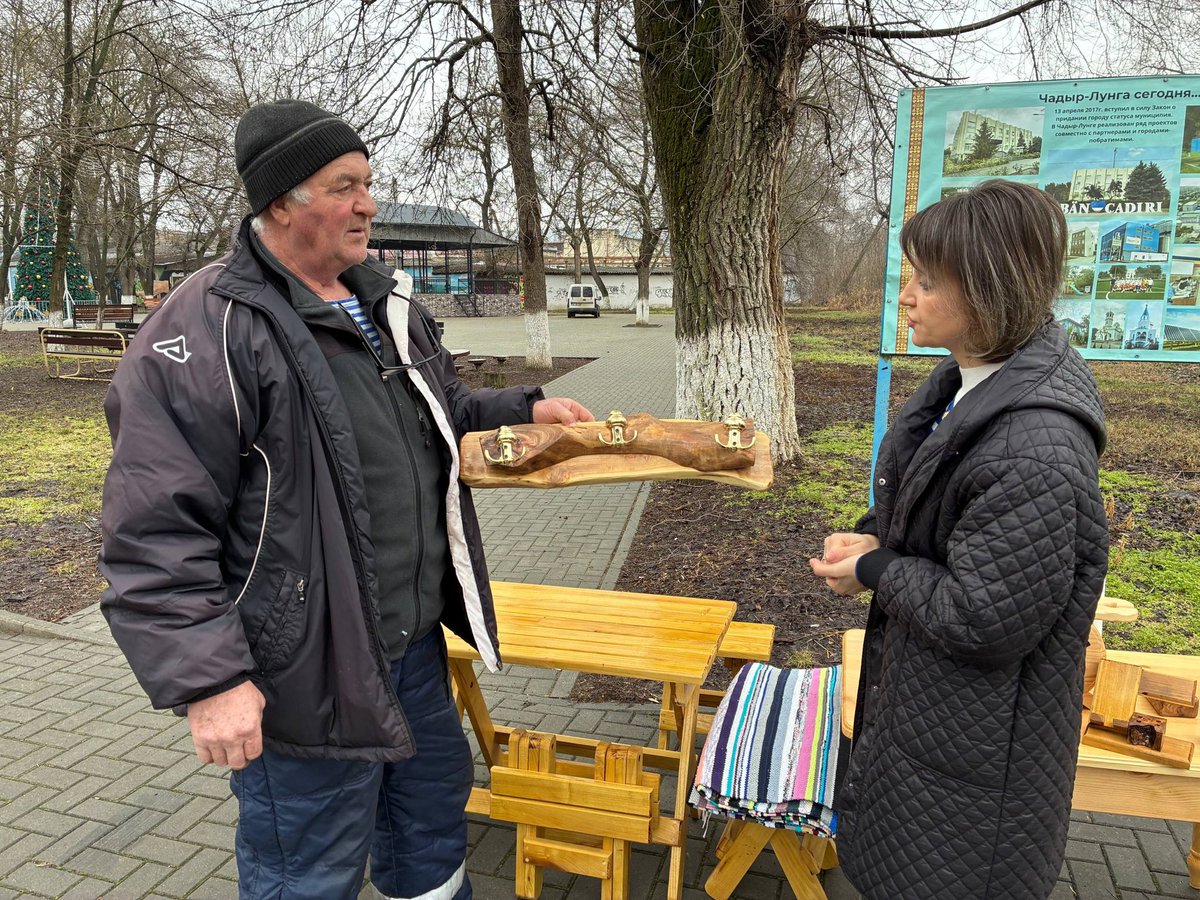 IvannaKoksal's tweet photo. Çadırdakı parkta Gagauziyanın el ustaları topluluu kendi yaratmalarını sergiledi. Vardı nasıl  o mayıl işleri incelemää hem satın almaa.
Сегодня нам удалось посетить первую «Выставку выходного дня», организованную народными мастерами – ремесленниками Гагаузии. https://t.co/IRRnaArRxq