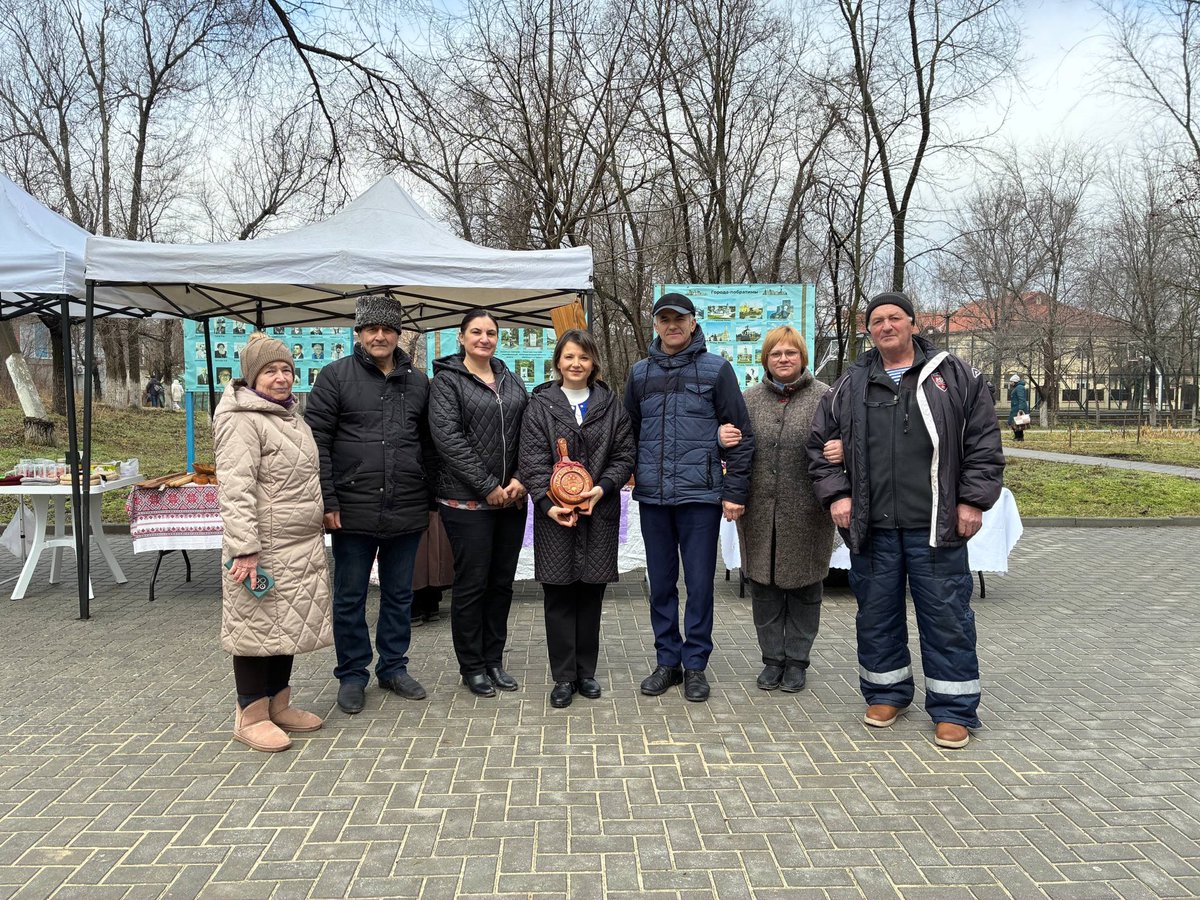 IvannaKoksal's tweet photo. Çadırdakı parkta Gagauziyanın el ustaları topluluu kendi yaratmalarını sergiledi. Vardı nasıl  o mayıl işleri incelemää hem satın almaa.
Сегодня нам удалось посетить первую «Выставку выходного дня», организованную народными мастерами – ремесленниками Гагаузии. https://t.co/IRRnaArRxq