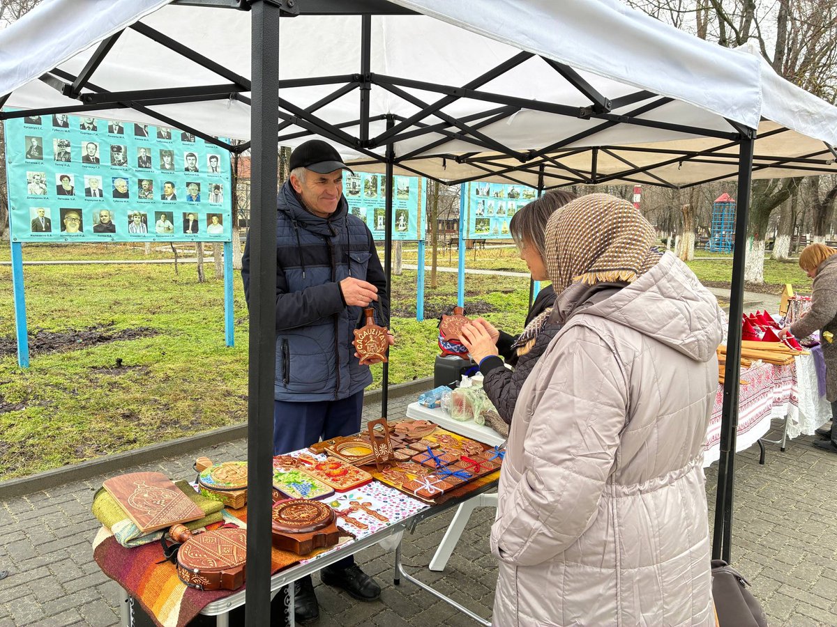 IvannaKoksal's tweet photo. Çadırdakı parkta Gagauziyanın el ustaları topluluu kendi yaratmalarını sergiledi. Vardı nasıl  o mayıl işleri incelemää hem satın almaa.
Сегодня нам удалось посетить первую «Выставку выходного дня», организованную народными мастерами – ремесленниками Гагаузии. https://t.co/IRRnaArRxq