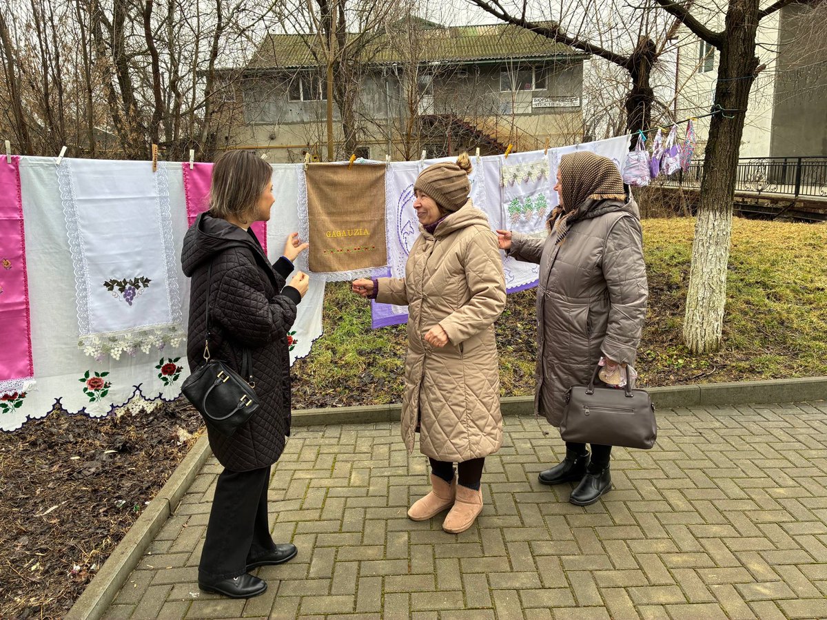 IvannaKoksal's tweet photo. Çadırdakı parkta Gagauziyanın el ustaları topluluu kendi yaratmalarını sergiledi. Vardı nasıl  o mayıl işleri incelemää hem satın almaa.
Сегодня нам удалось посетить первую «Выставку выходного дня», организованную народными мастерами – ремесленниками Гагаузии. https://t.co/IRRnaArRxq
