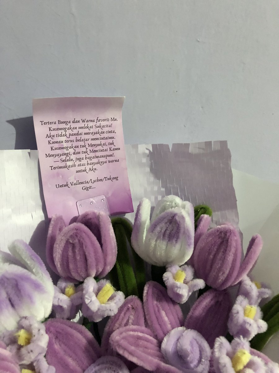 pacar aku kasih bunga tapi versi handmade, dia sampe request warna dan bunga nya tulip (sesuai kesukaanku) karena di etalase toko bunga handmade itu gaada tulip dan warna ungu 🥲🥲🥲

gong nya PO 14 hari 😭😭😭

hadiah utama nya po sebulan 😭😭😭😭😭