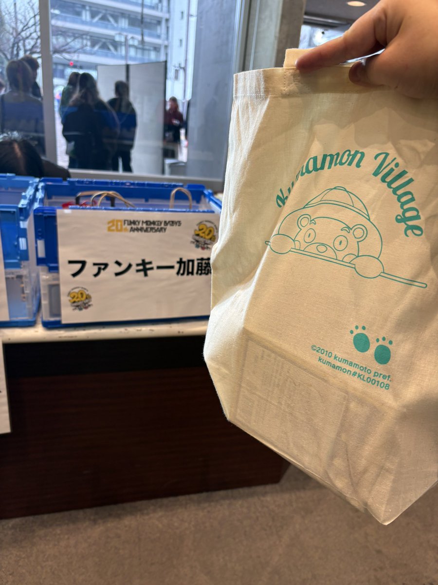 fmb1007's tweet photo. 推しが熊本にいるという
幸せハッピーな1日🌈

出産して間もないこともあって
引きこもり生活してたから
久しぶりの外出&amp;ライブで
最高のリフレッシュになったよ〜

最年少BΛBY’Sであろう娘とも
写真撮れて、良き思い出🌈
早く一緒にライブ行きたいね🙆‍♀️

幸せな時間をありがとうでした🥰

#FMB20th https://t.co/rWlirzvJ1u