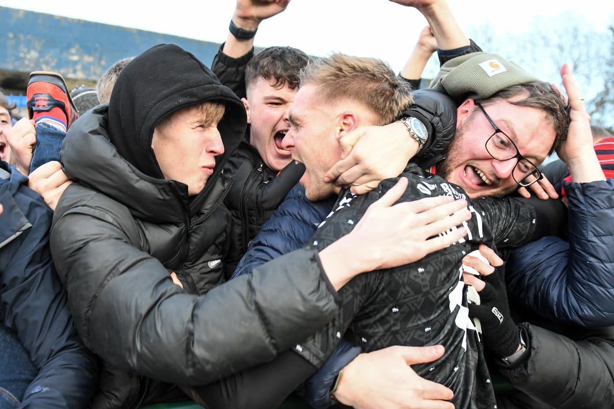 🤣🙏 Will the person in the red shoe please let us know you are okay...

#YCFC🔴🔵