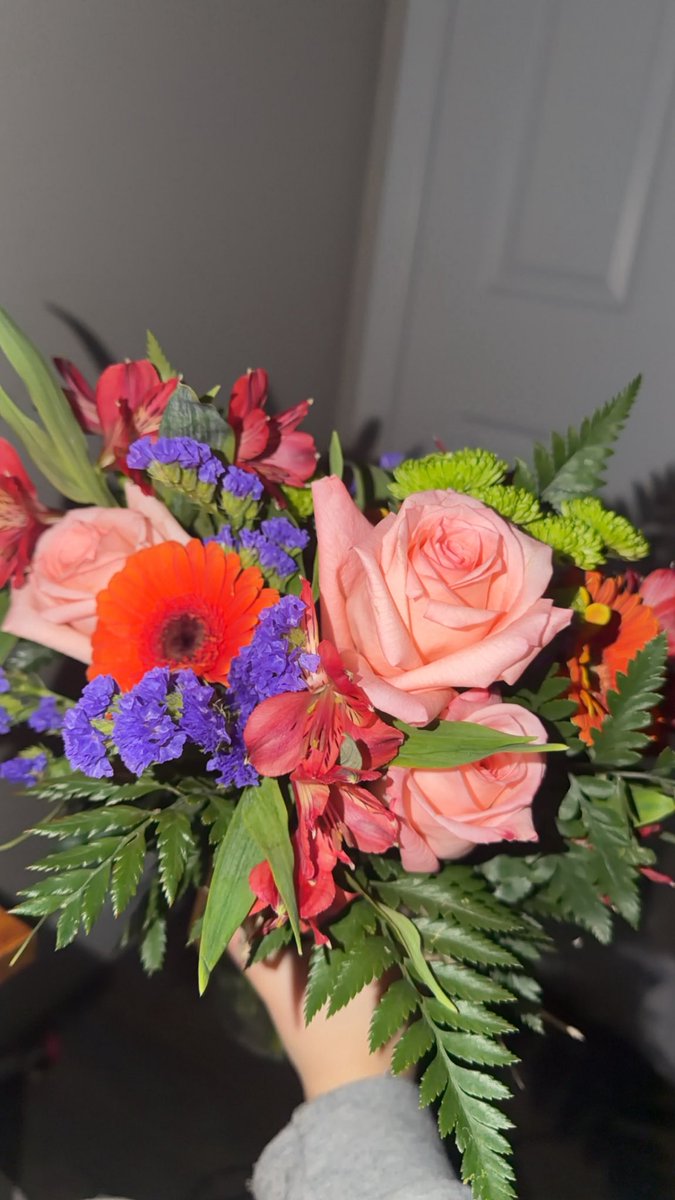 listini | full time job era!! tweet media