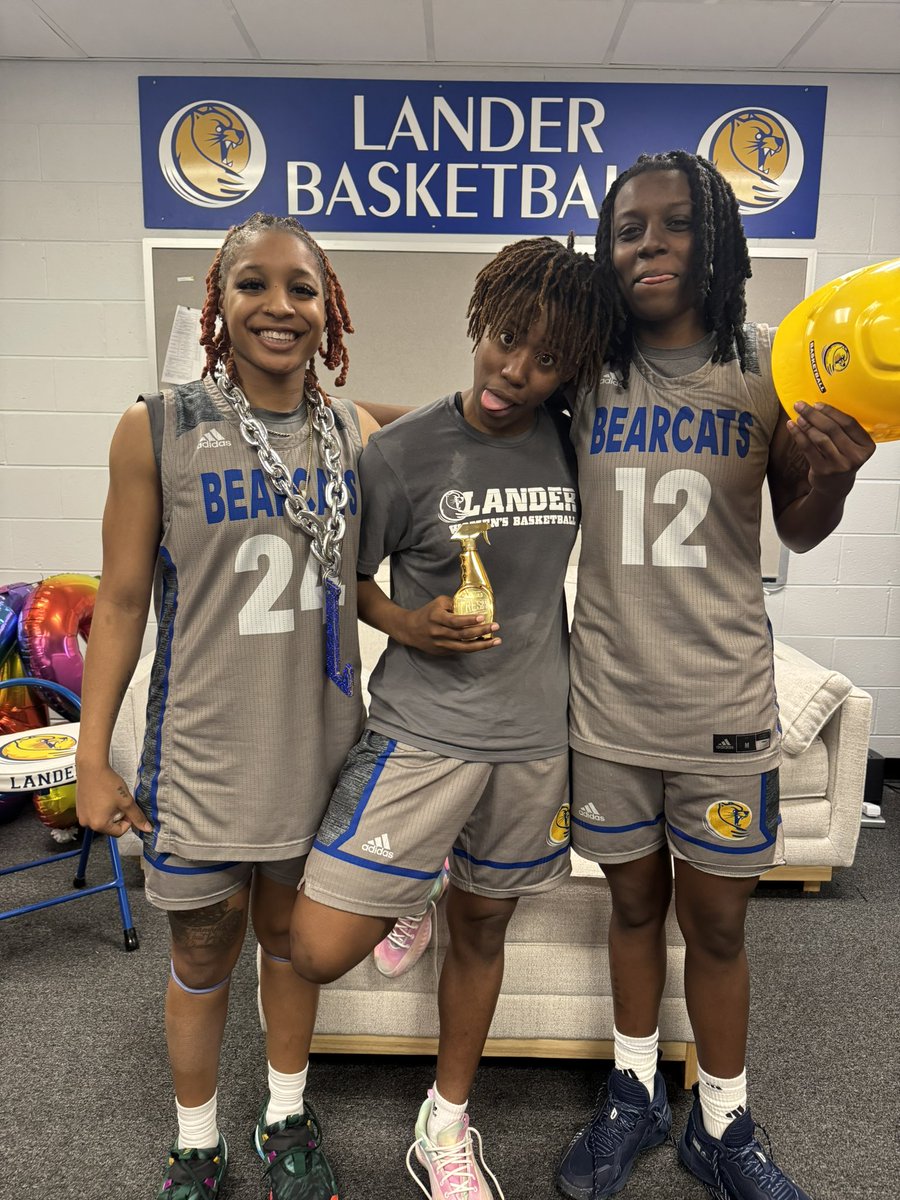 Lander_WBB's tweet photo. WHAT A SENIOR DAY!! Here are your BIG L, GOLDIE, & BIG BIRD!!๐๐Keep working hard ladies! #LUWBB https://t.co/GoQiXZXXEp