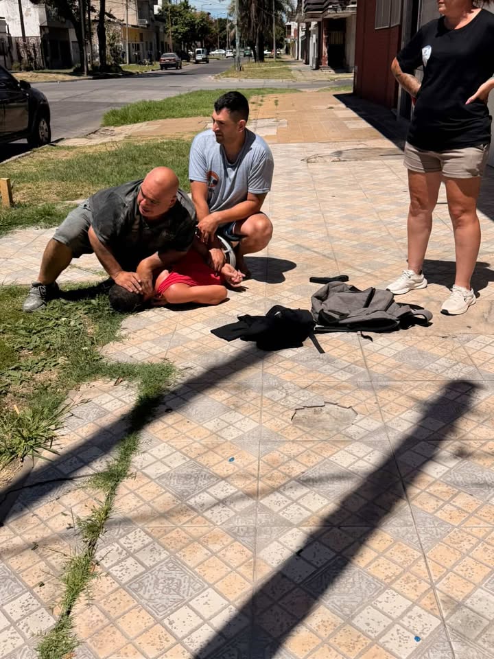 Los vecinos agarraron a un delincuente que le robó a una mujer. Lo detuvieron en la calle Remedios de Escalada e/ San Martín y Rawson. "Buscamos a la chica pero no la encontramos. Si llega a ver la publicación que vaya a la comisaría, quizás recupere sus cosas", cuenta una vecina