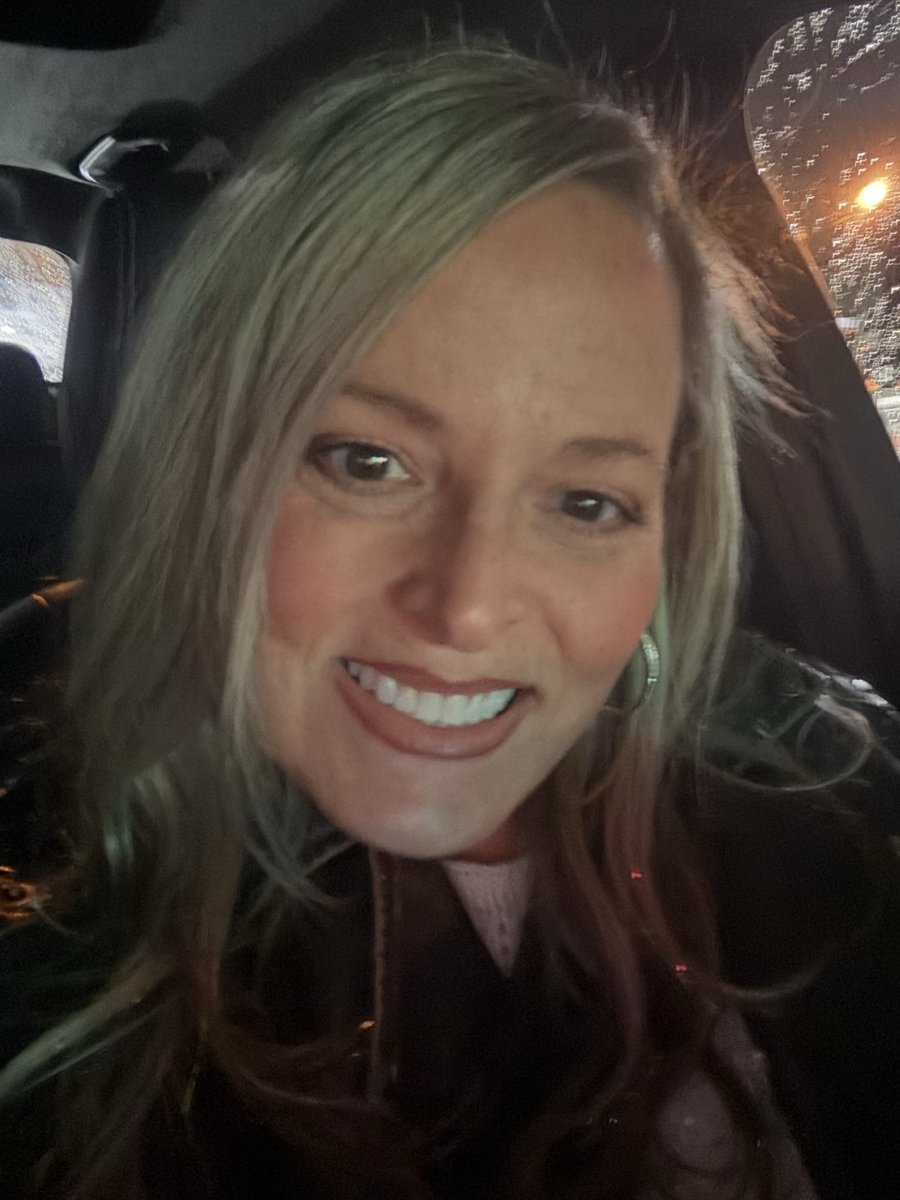 DawnMarchi's tweet photo. @Chamberpaint @onceatweeter @EllenBarkin Happy ❤️Day https://t.co/Uzos0nttXR