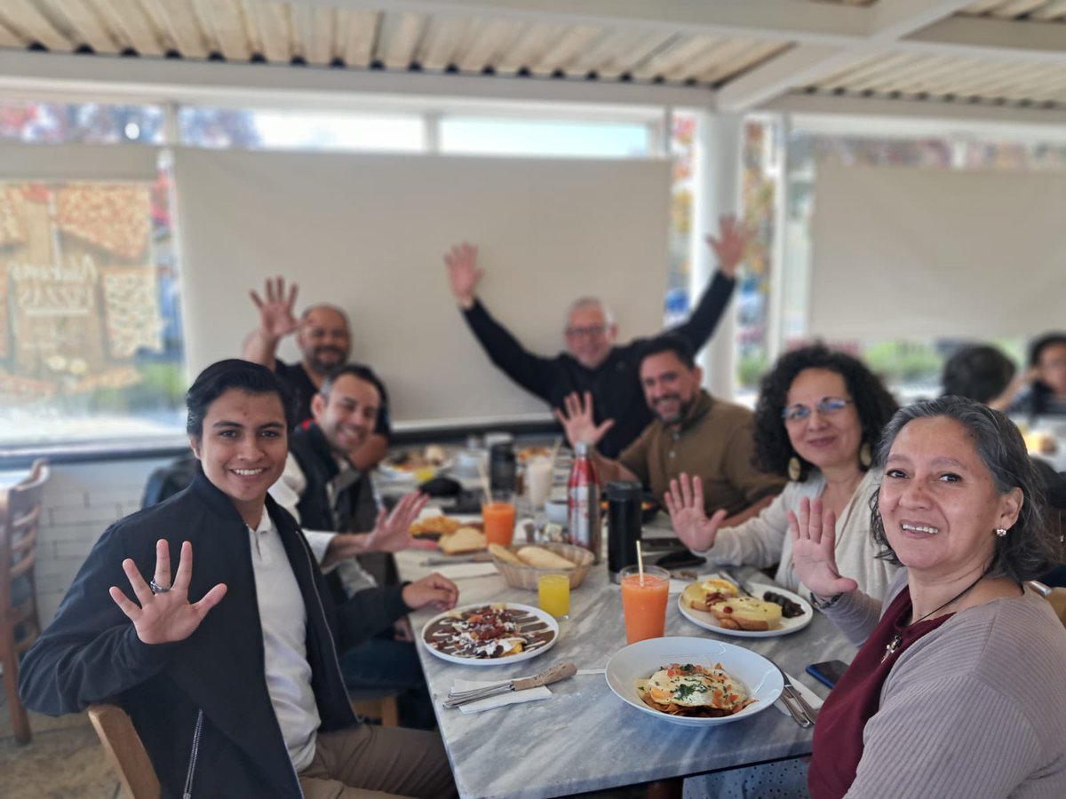 Familia5R's tweet photo. Como todos los 2dos sábados de cada mes, hoy nos reunimos #losFusionistas !! 
Gracias a Dios hoy no fuimos solo 4 gatos 🤣😅 pero sin tu presencia y apoyo no podremos avanzar en la causa de la transición al #capitalismo liberal y democrático. Conócenos: 
https://t.co/cEfcJfvs5X https://t.co/RHjC8n4IeP