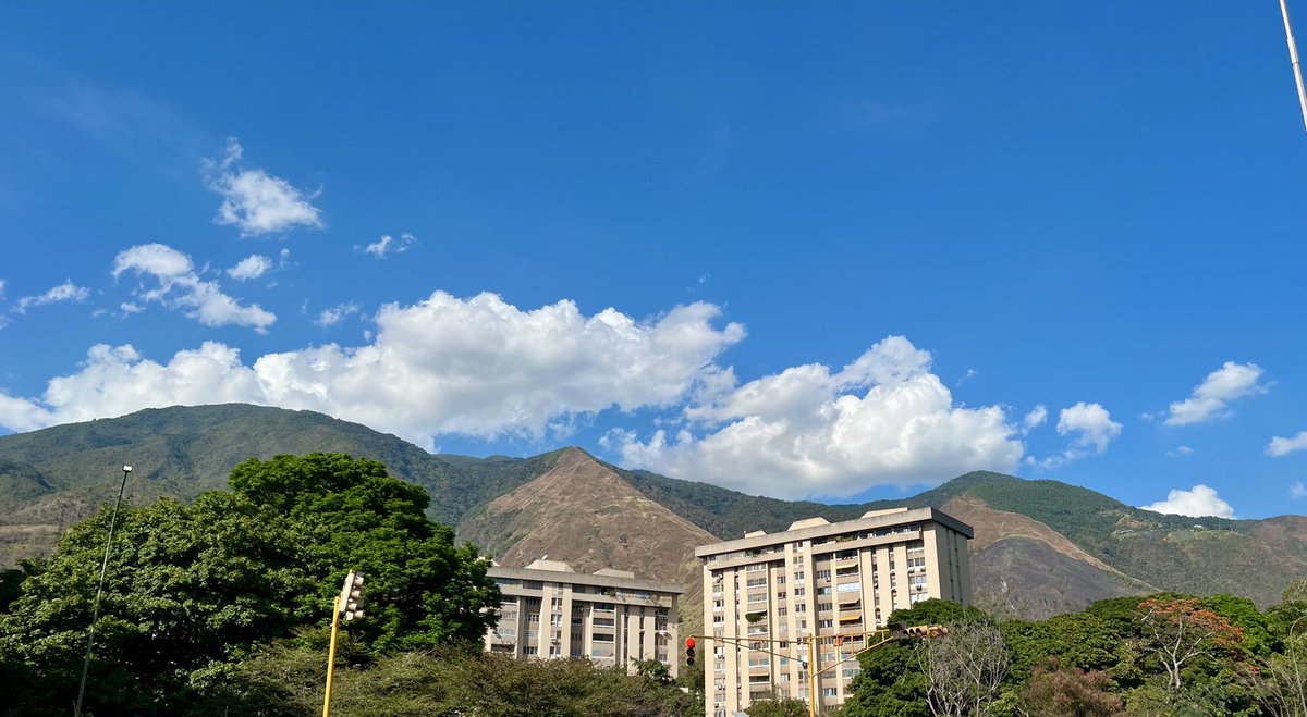 gabyarocha's tweet photo. “Un cielito azul, me lo merezco
una vida cool, me la merezco
lo bueno viene a mí y lo que está pa mí
viene en camino, 
yo me lo merezco.

Ta-ta-ti-ta-ta, me lo merezco”. 🎵 

Esta tardecita caraqueña es para ustedes.  Y la estrofa de Elena Rose, también. 💙 https://t.co/0p2UH6Tr4i