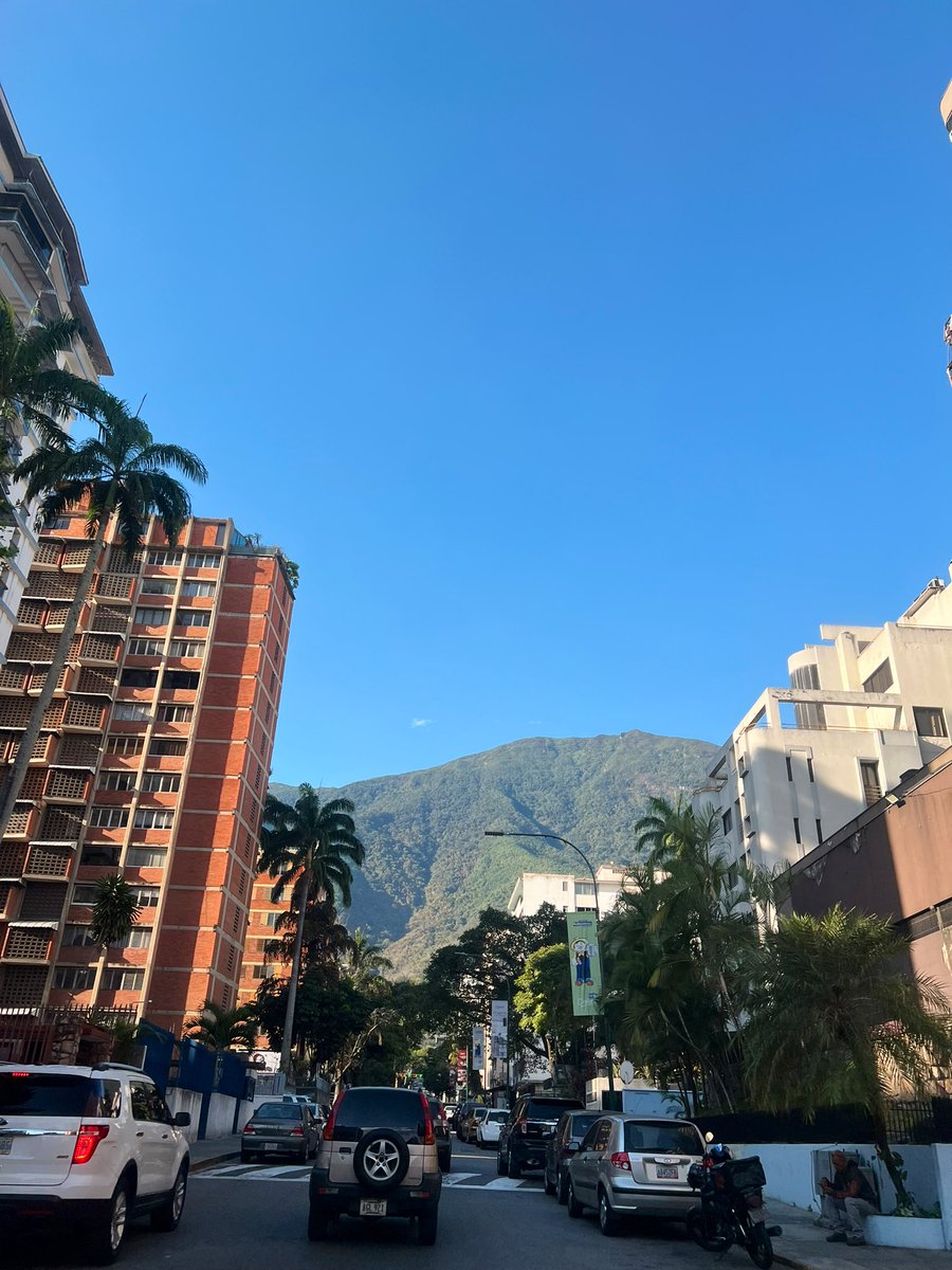 gabyarocha's tweet photo. “Un cielito azul, me lo merezco
una vida cool, me la merezco
lo bueno viene a mí y lo que está pa mí
viene en camino, 
yo me lo merezco.

Ta-ta-ti-ta-ta, me lo merezco”. 🎵 

Esta tardecita caraqueña es para ustedes.  Y la estrofa de Elena Rose, también. 💙 https://t.co/0p2UH6Tr4i