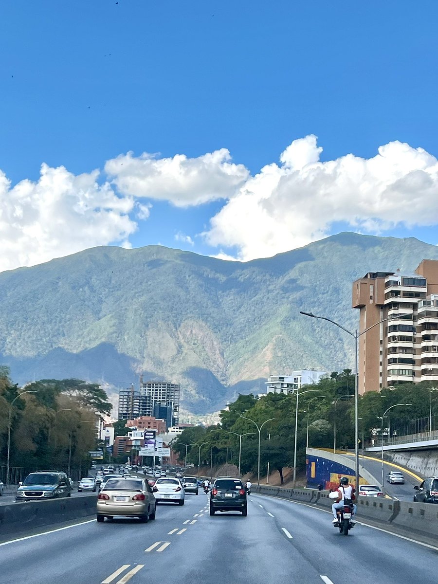 gabyarocha's tweet photo. “Un cielito azul, me lo merezco
una vida cool, me la merezco
lo bueno viene a mí y lo que está pa mí
viene en camino, 
yo me lo merezco.

Ta-ta-ti-ta-ta, me lo merezco”. 🎵 

Esta tardecita caraqueña es para ustedes.  Y la estrofa de Elena Rose, también. 💙 https://t.co/0p2UH6Tr4i