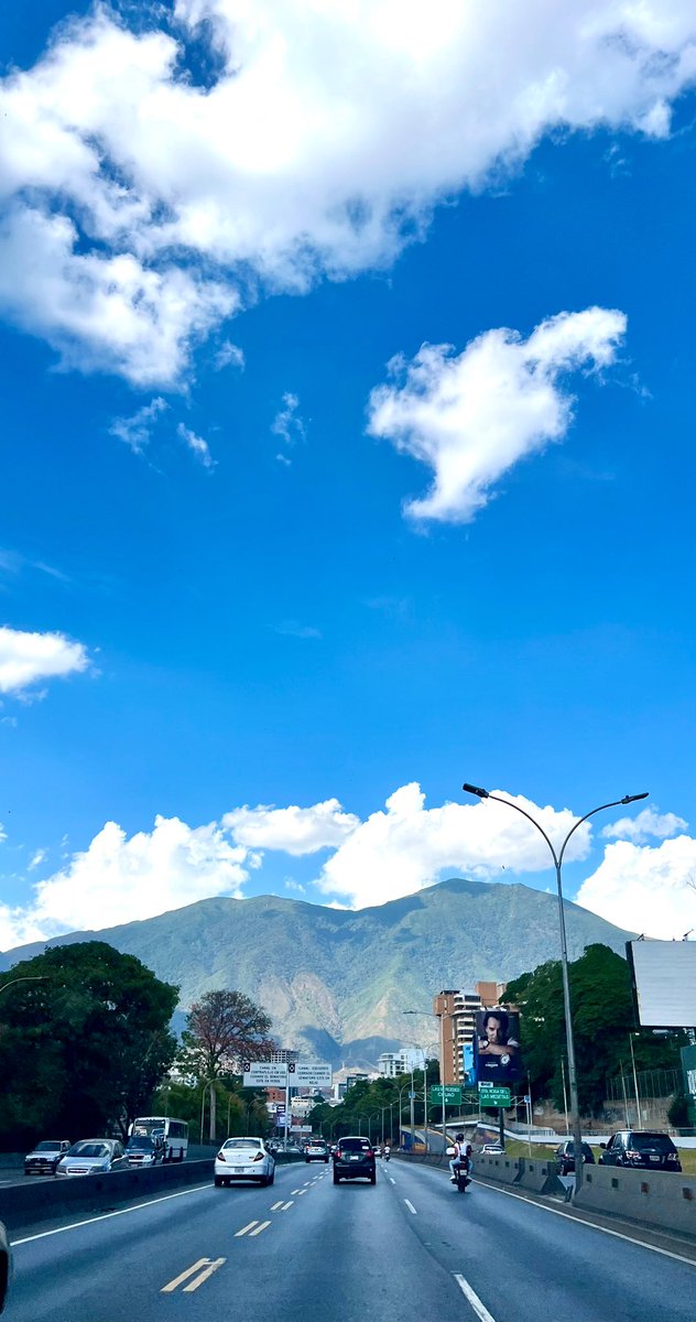 gabyarocha's tweet photo. “Un cielito azul, me lo merezco
una vida cool, me la merezco
lo bueno viene a mí y lo que está pa mí
viene en camino, 
yo me lo merezco.

Ta-ta-ti-ta-ta, me lo merezco”. 🎵 

Esta tardecita caraqueña es para ustedes.  Y la estrofa de Elena Rose, también. 💙 https://t.co/0p2UH6Tr4i