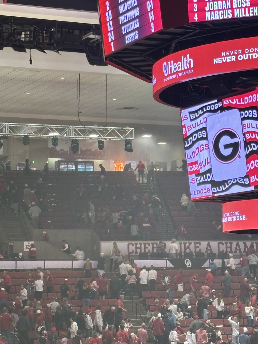 IvettaAbramyan's tweet image. Pre-game concessions fire at the Lloyd Noble Center 🔥

 #OU