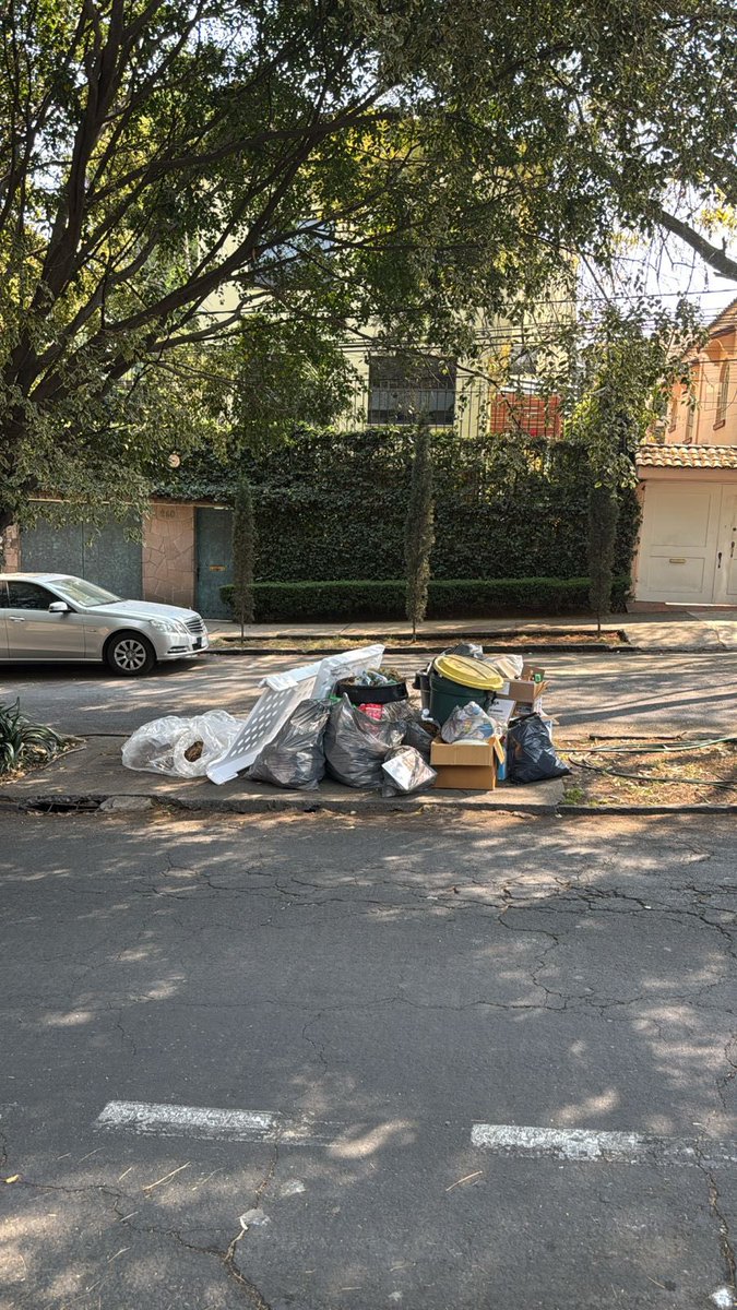 ciudadano_unido's tweet photo. Monte Athos a la altura del # 260 CP11000 MIGUEL HIDALGO. Así los servicios en MIGUEL HIDALGO @MHcesac @locatel_mx @AlcaldiaMHmx @mauriciotabe @OlaMHmx #davidRodriguez #sergioAburto @AmerangelLorenz @vecinolomas25 @cclomaschapulte @comitebarrilaco @CuadranteME @MLopezSanMartin @Melissa_Bely @GobCDMX . Hagan su trabajo bien!!!!@VecinosLomas   @lomasvir @AcProcoyoacan
