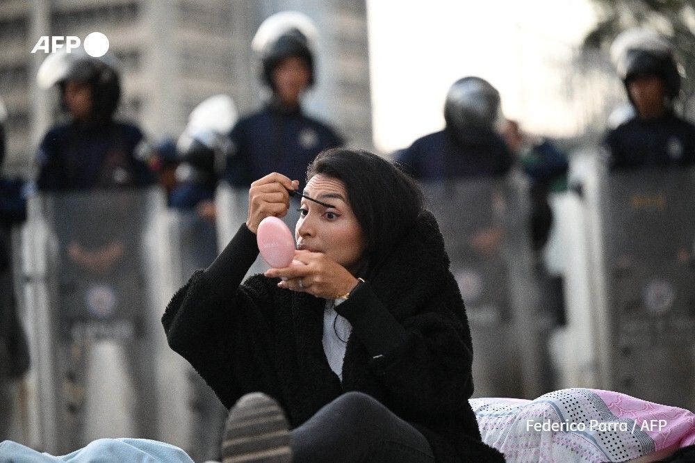 Relatives of political prisoners in Venezuela launch a hunger strike outside a prison in Caracas as talks drag on over the adoption of an amnesty law. An NGO says 431 political prisoners have received conditional release and 644 remain behind bars.
u.afp.com/S6Sp