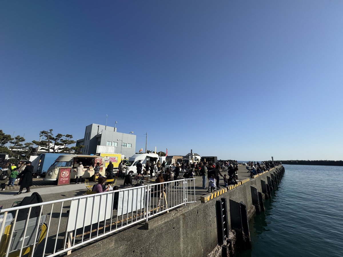 本日は第163回大磯市！大磯港にて9〜14時開催です。いつものようにミナトでしか出会えない素敵クラフトとおいしいものがいっぱい！お天気もめっちゃよさそうなので、芝生広場にシートを敷いて、ゆるゆるとお楽しみくださいませー。
#大磯市 #湘南最大の昼飲みクラフト市