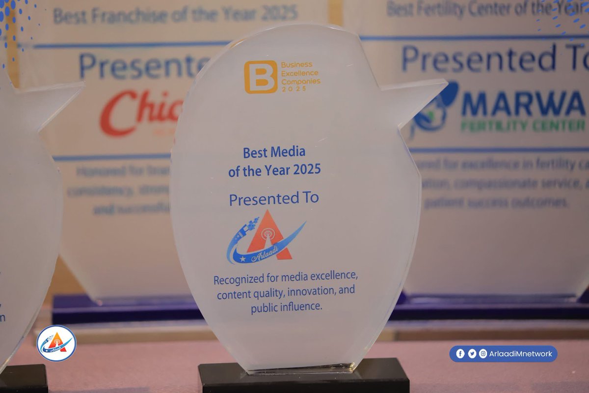 ArlaadiMnetwork's tweet photo. ⚡️ LATEST — Business Excellence Companies has exalted @ArlaadiMnetwork as #Somalia’s Best Media of the Year 2025, in recognition of the broadcaster’s exceptional achievements and expanding influence over the past year. The award was presented at a ceremony in #Mogadishu on Saturday evening, where federal lawmaker @YusufGamadiid, one of the guests of honour, personally handed it to our Director-General, @JaylaaniJr, who paid tribute to the network’s dedicated staff and loyal audience.