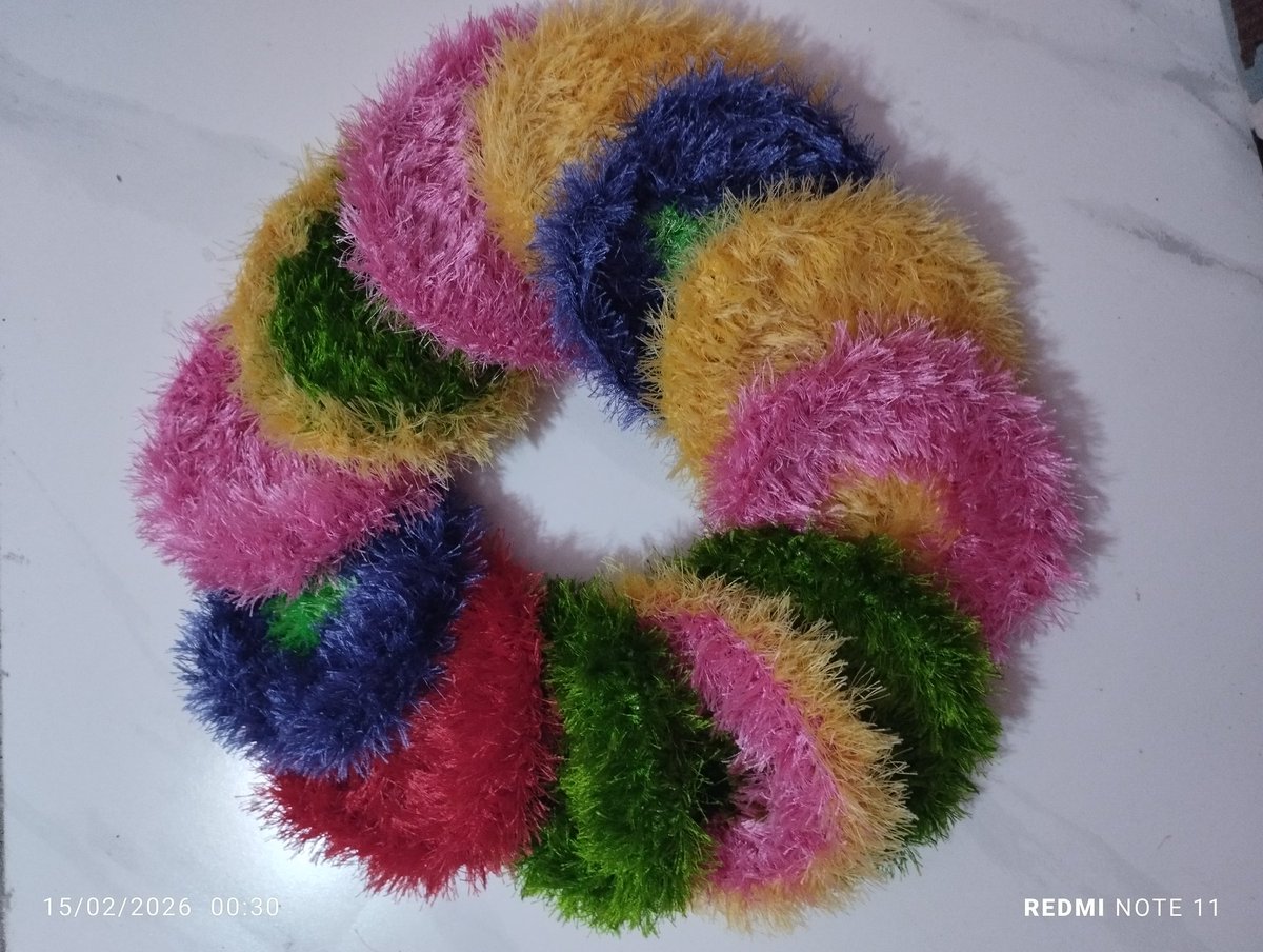 قشنگای من اسکاچای جدید بافتم با رنگای شاد و خوشگل.  نمیخرید ازم؟  فقط سی هزار تومنه ها!  بخرید ازم😥کلی مرسییی.