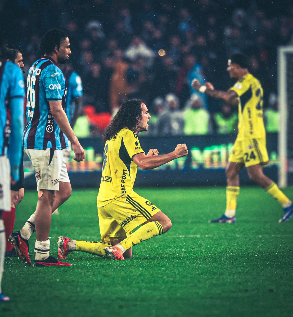 SANA OLAN BU SEVDAMIZ
GÖTÜRECEK BİZİ ZAFERE! ✊🏻

İyi geceler büyük Fenerbahçe taraftarı! 😉

#GençFenerbahçeliler