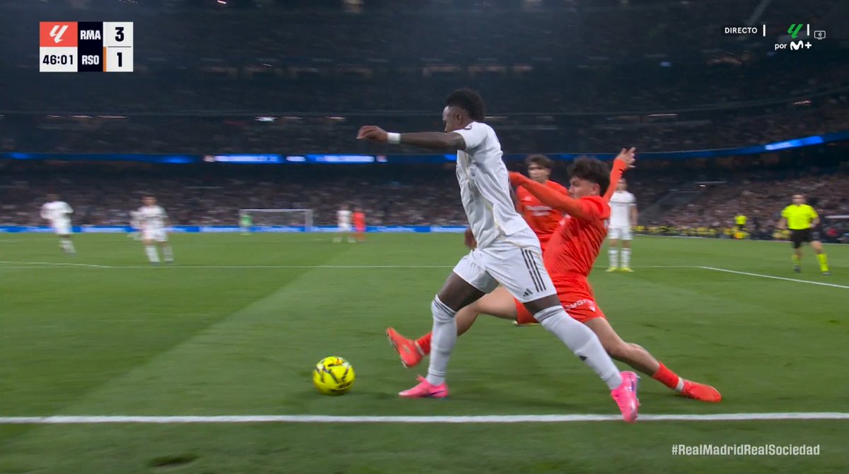 ArchivoVAR's tweet image. 🖥️💥 El VAR continúa validando los piscinazos en el Santiago Bernabéu.

👉🏻 Vinicius se deja caer mucho antes del contacto con Aramburu, que se produce en el último frame.

❌ 𝗡𝗢 𝗘𝗦 𝗣𝗘𝗡𝗔𝗟𝗧𝗜.

▪️ Hernández Maeso picó en el engaño y el VAR volvió a pasar de intervenir.