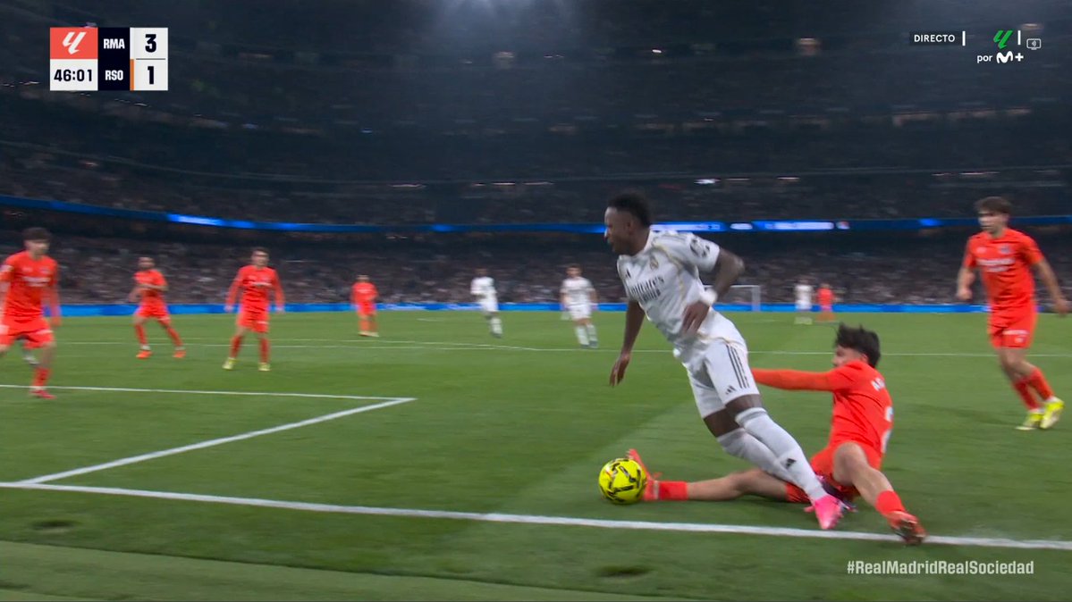 ArchivoVAR's tweet image. 🖥️💥 El VAR continúa validando los piscinazos en el Santiago Bernabéu.

👉🏻 Vinicius se deja caer mucho antes del contacto con Aramburu, que se produce en el último frame.

❌ 𝗡𝗢 𝗘𝗦 𝗣𝗘𝗡𝗔𝗟𝗧𝗜.

▪️ Hernández Maeso picó en el engaño y el VAR volvió a pasar de intervenir.