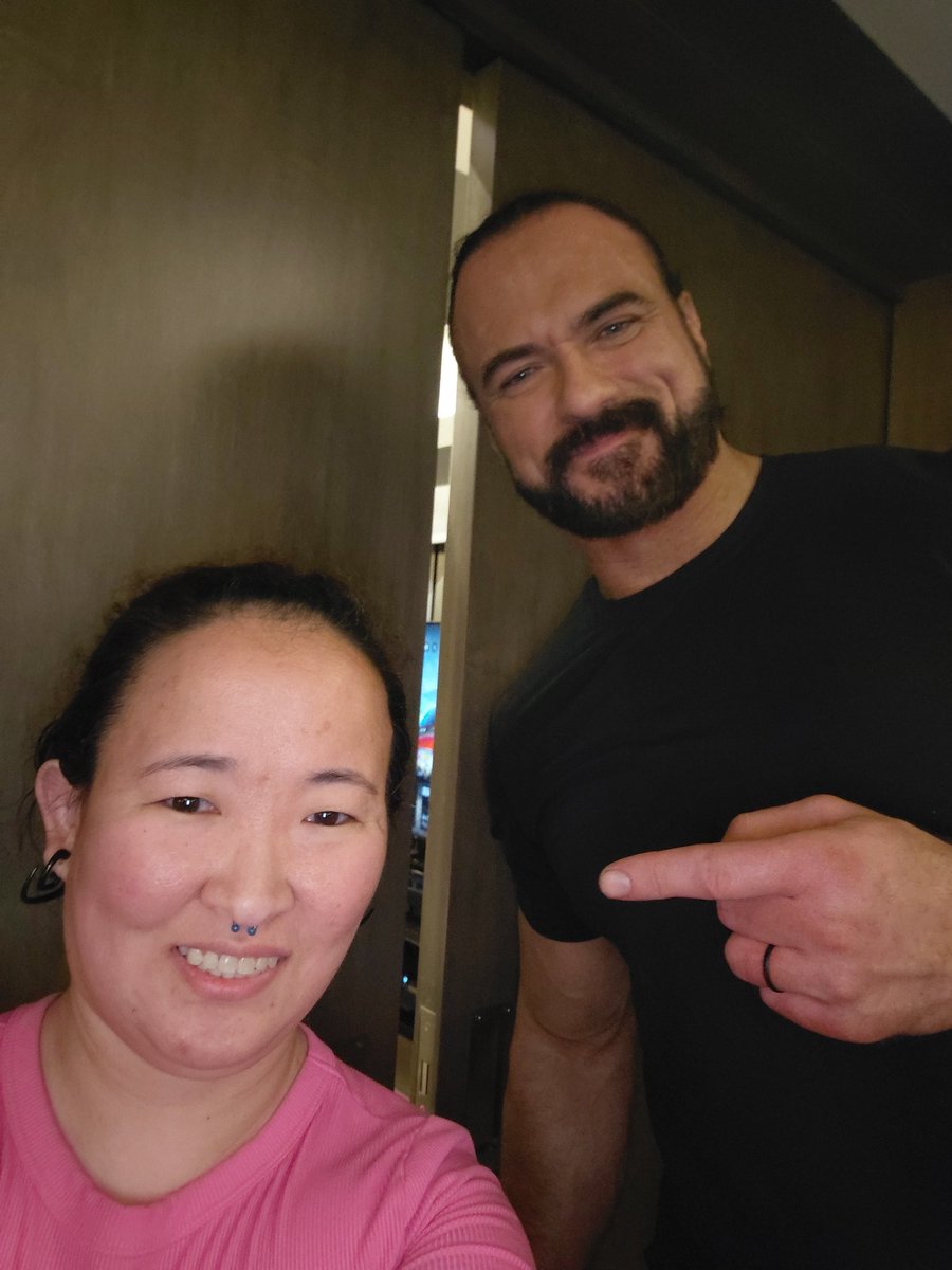 1APlatoon's tweet photo. [Arrow] Hi guys!!!! We are at HarmonyCon in Dallas (number 30!) and have already met so many awesome people! Come join us! https://t.co/EoowxgnwdD