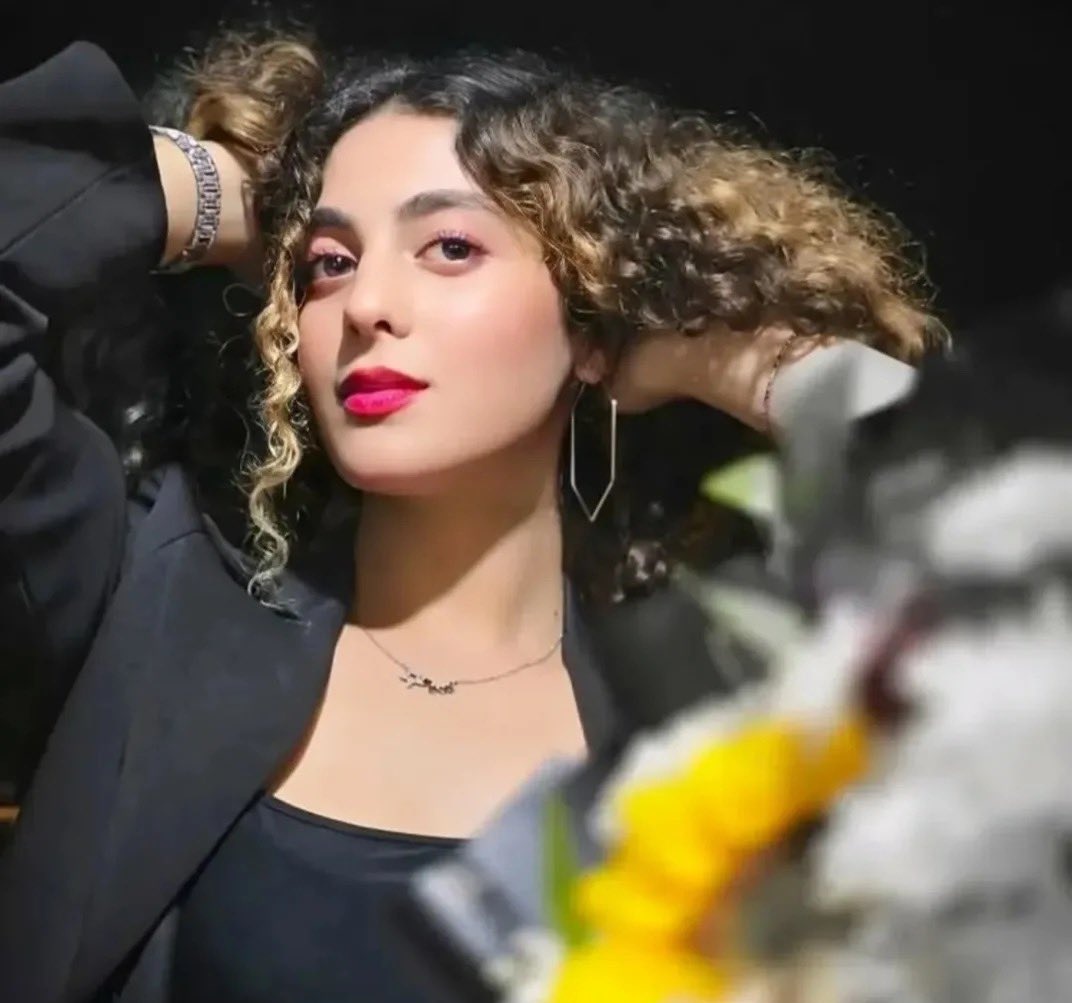 ۲۲ روز پیش با ۱۲ تا ماشین و صورتهای نقابدار برای بازداشت یه دختر ۱۶ ساله به منزلش در یاسوج حمله کردن و به طرز وحشیانه‌ای بازداشتش کردن و هیچ اطلاعی ازش در دسترس نیست .جان #غزل_قلندری در خطره. #IranMassacre  #IranRevolution2026