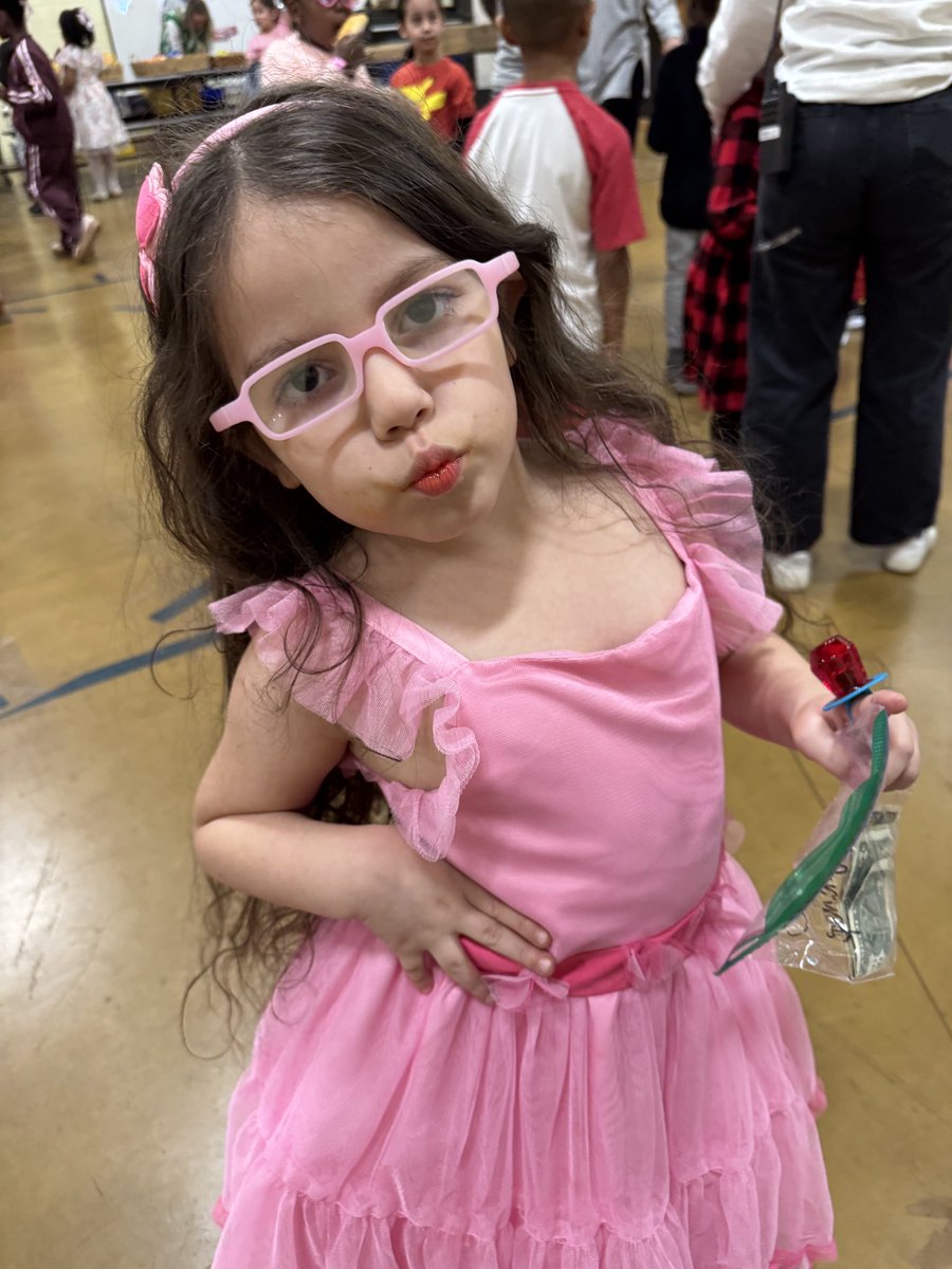 ramosar5's tweet photo. Happy Valentines Day and these are the pictures of Jasmine from her valentines day dance at her kindergarten school from 2 days ago Jasmine you are my valentine I love you my baby 🥰❤️💘😍 https://t.co/hqelDwfwbz