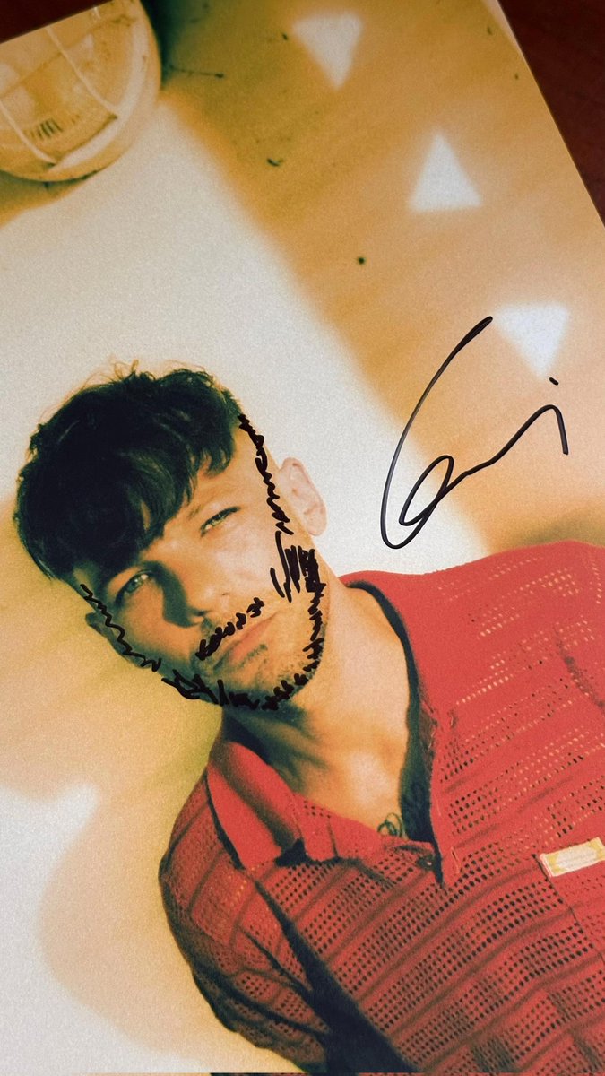 📸| One lucky fan received an exclusive signed card (How Did I Get Here?) 🌟 

— fakebeasousa