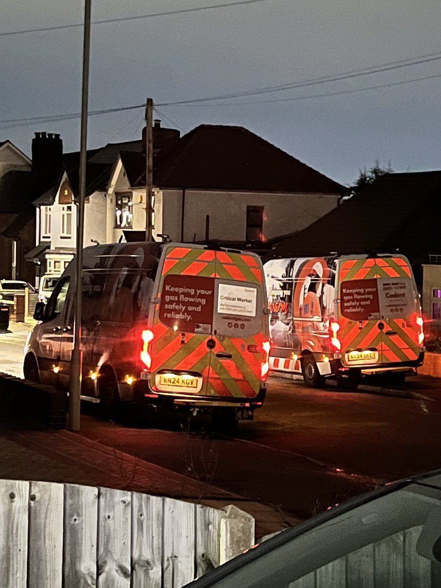hairy_hunk's tweet photo. No wonder our gas bills are so expensive, they have been checking a suspected gas leak for at least five hours with the engines running in two vans https://t.co/wLCUtgu07O