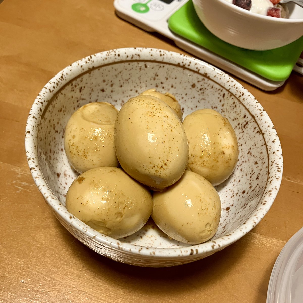 昨晩仕込んだカレー味玉。今日のおにぎりの具材にするのだ♪

（今回も白ごはん.comさんのレシピにお世話になりました）