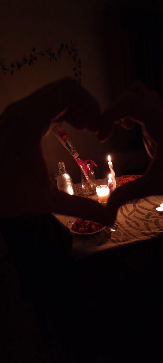 Pasta en forma de corazón con zanahorias en forma de corazón, velitas y una rosa.

Mejor que un anillo único