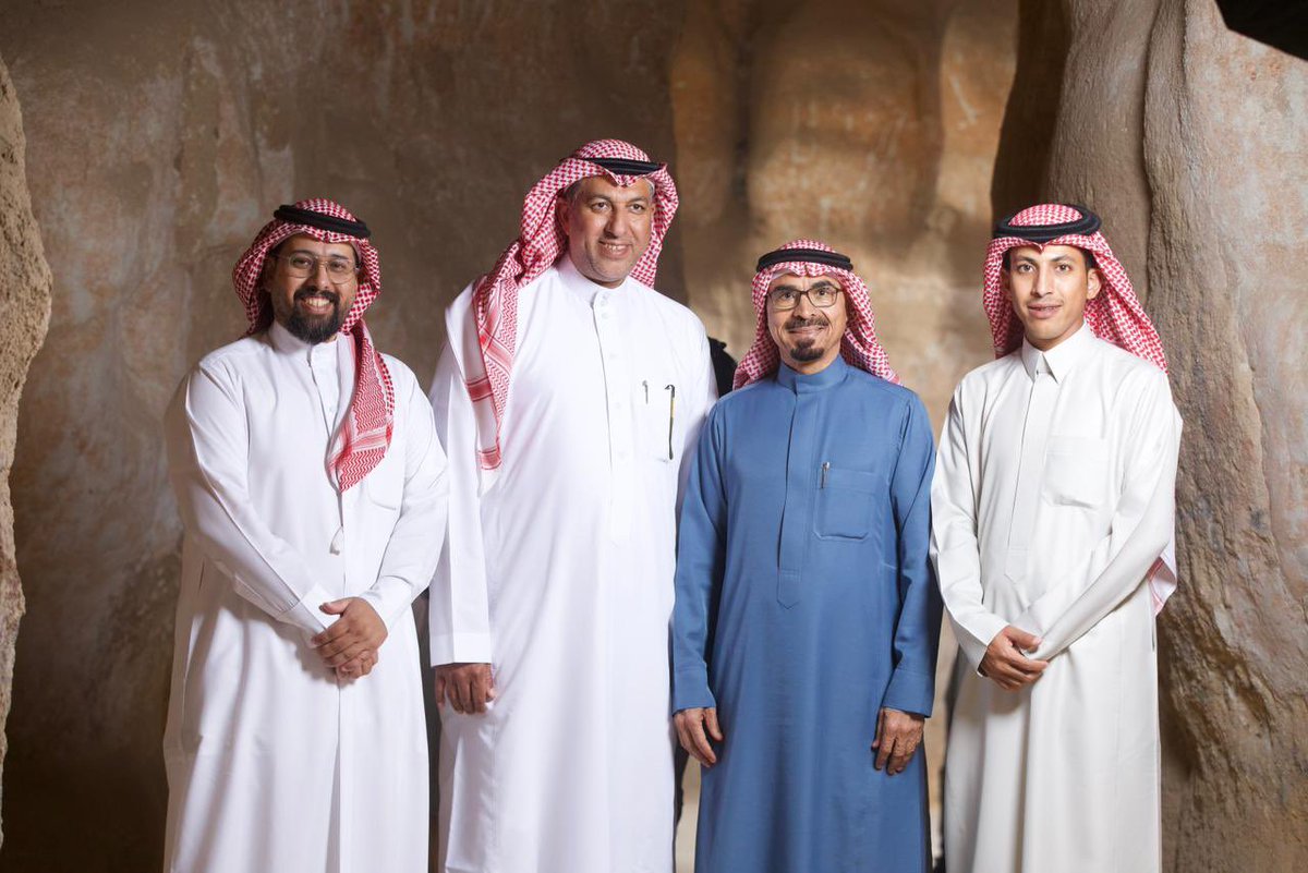 ibmoalnasser's tweet photo. اسعدني وشرفني بأستقبال ضيوفي الكرام والأحبة وأعزّ من نضّيف فأهلاً وسهلاً ومرحباً بكم جميعاً بين أهلكم وفي بلدكم الغالي الأحساء. لقد أسعدتمونا بتلبية الدعوة وزاد حضوركم المكان بهاءً واللقاء قيمةً وتشريفاً.

ويطيب لي أن أخصّ بالذكر سعادة اللواء محمد ابو نخاع وسعادة اللواء مشبب الشهراني أبو سلمان وسعادة العميد الطيّار حسين المزارقه وسعادة العميد الدكتور هاني الخلف وسعادة العميد المهندس عبدالله ال سرار وسعادة المستشار محمد أبو مدرة والأستاذ صالح بو مدرة والأستاذ حسن أبو نخاع والأستاذ عبدالله آل حنتوم والأستاذ فيصل ابو ثامر — وجميعهم من قبيلة شهران العريقة . أنعم وأكرم بها — مع خالص التقدير والاعتزاز بمقاماتكم الرفيعة.

حللتم أهلاً ووطئتم سهلاً ونسأل الله أن يجعل هذه الزيارة زيارة خيرٍ وبركة وأن يديم بيننا أواصر المحبة والتقدير وأن يجمعنا دائماً على الخير والمودة.
مرحباً بكم عدد ما رحّبت الأرض بقطرها وعدد ما غرّد الطير في سماها