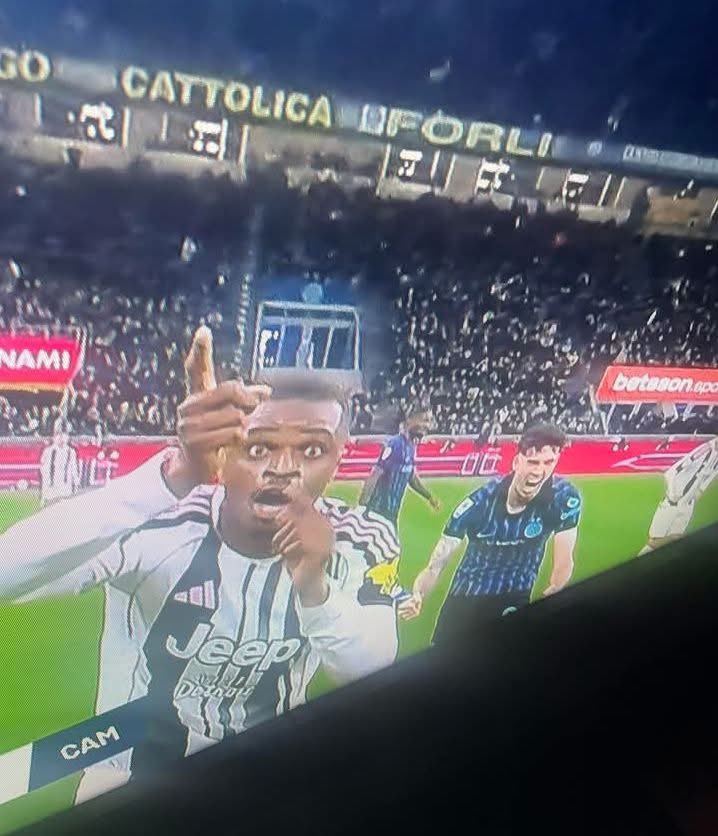 LA MORTE DEL CALCIO

#Bastoni vergognoso.
Non si può simulare e gioire per l’espulsione dell’avversario! Che infamata. Non sono juventino ma amante dello sport. Gesto che va condannato fortemente!
#Inter #juventus