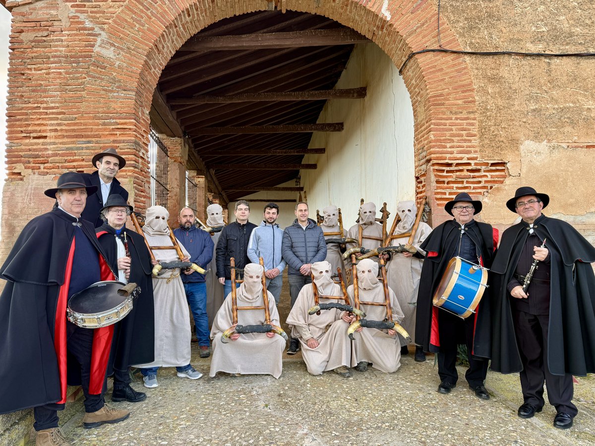 VOX_Guadalajara's tweet photo. 🤝 Nuestro alcalde, Rubén Marchamalo, estuvo acompañado por el diputado provincial, José Luis Arcángel. 📸👇
#Guadalajara #RobledilloDeMohernando #Tradiciones https://t.co/2bFElTnqL4