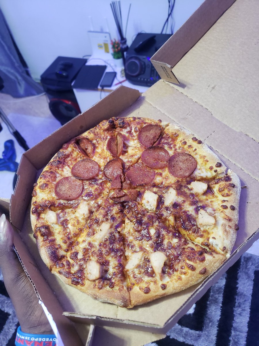 This babe asked me what I want for Val, i jokenly replied a large pizza. Minutes later, got a call from delivery to come get my pizza. While you argue on who should do what, know that there are women out there who appreciate the men in their lives. Known her 2 weeks.