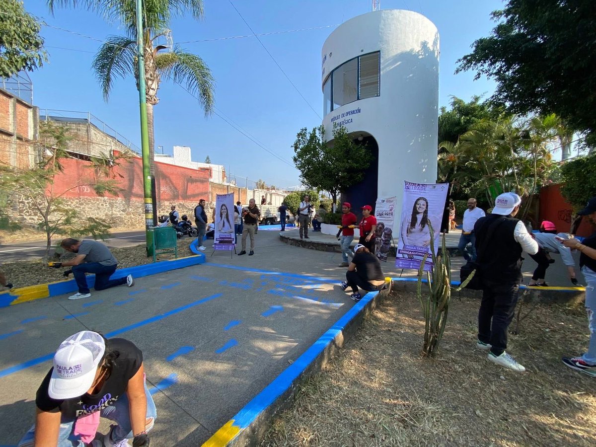 PAULA TRADE EN SU AFÁN DE PROTAGONISMO PINTA LA CICLOPISTA CUANDO DANIEL MTZ TERRAZAS LA PINTÓ HACE UNA SEMANA 

Con un gran ímpetu de protagonismo, la sindica Paula Trade que anda en funciones de presidenta municipal de #Cuernavaca fue y pintó las banquetas que hace una semana