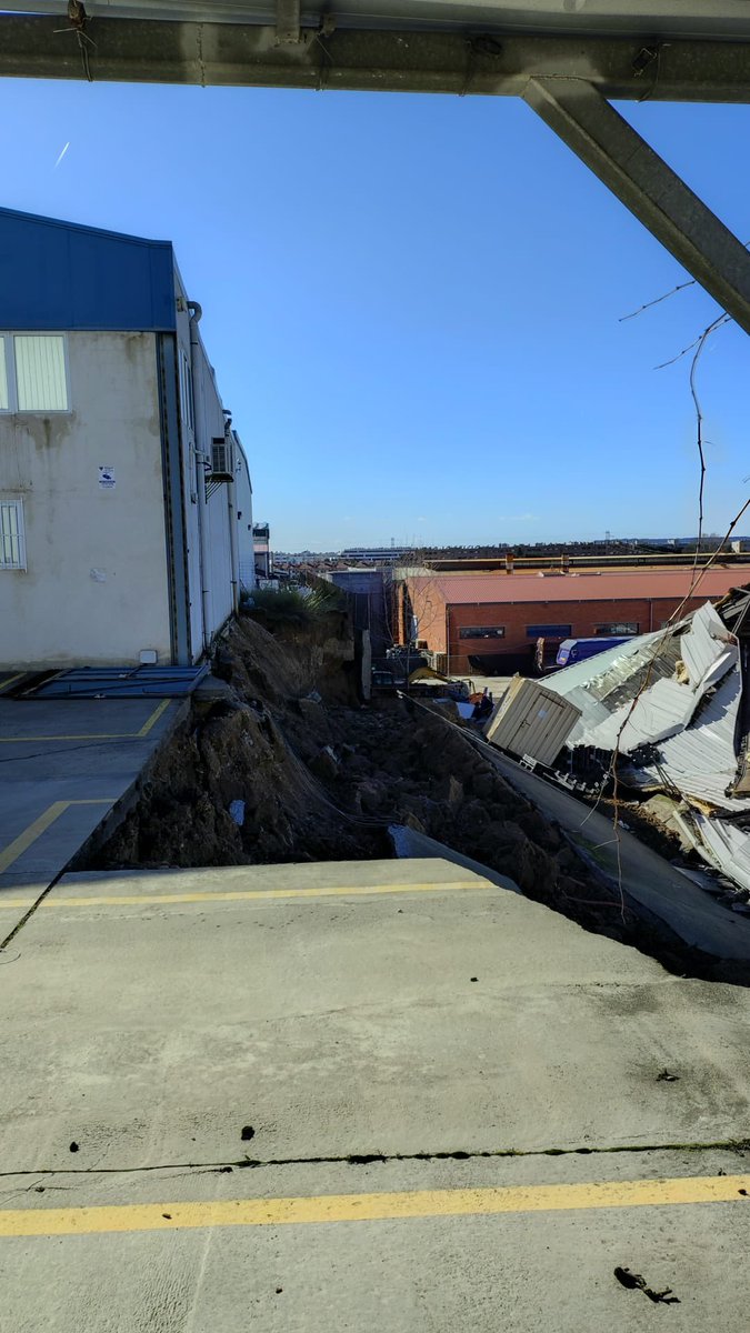 Hoy entre otros servicios hemos atendido varios avisos por desprendimiento de fachada 🏠, apertura de puerta 🚪 ,búsqueda de persona en el río 🚤 y hundimiento de nave por corrimiento de tierras