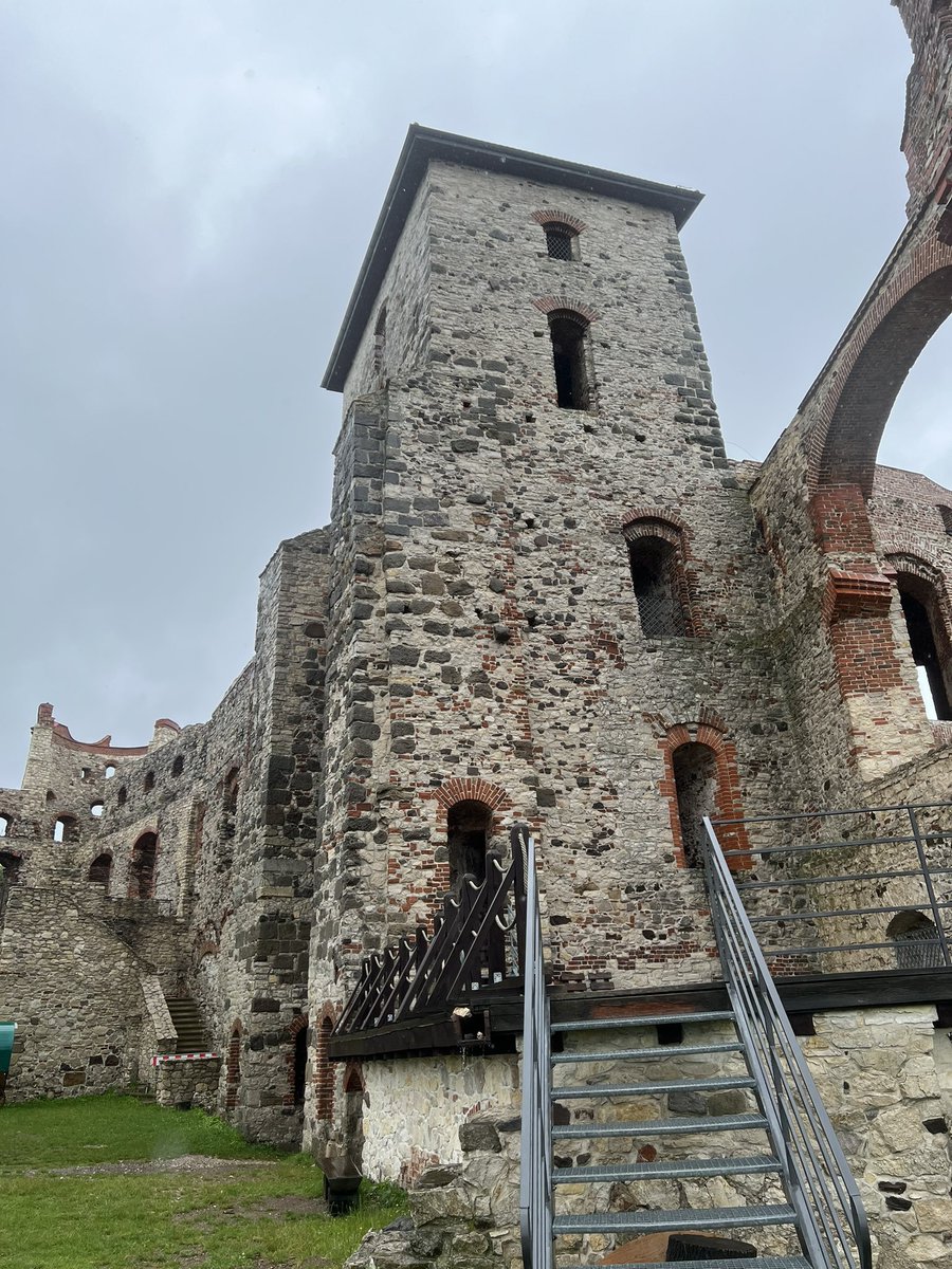 Tenczyn Castle, Małopolska Region, part of the Polish defense line known as the Eagles' Nests, dating back to the 14th century. The seat of the noble knightly Tęczyński family of the Topór coat of arms.
⚔️👑🇵🇱🏰🛡️
Well worth a visit.