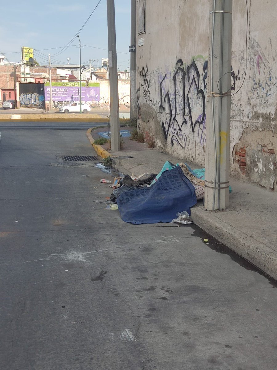 mEMPHIs_mr's tweet photo. @atencionaleon Buen día.  Con quien se puede reportar que están dejando basura donde no deben?. No sabemos quien es y lo hacen por la noche.
Calle Chirimoyo esquina con malecón del río. Col. El duraznal. https://t.co/F3VchMXrXY