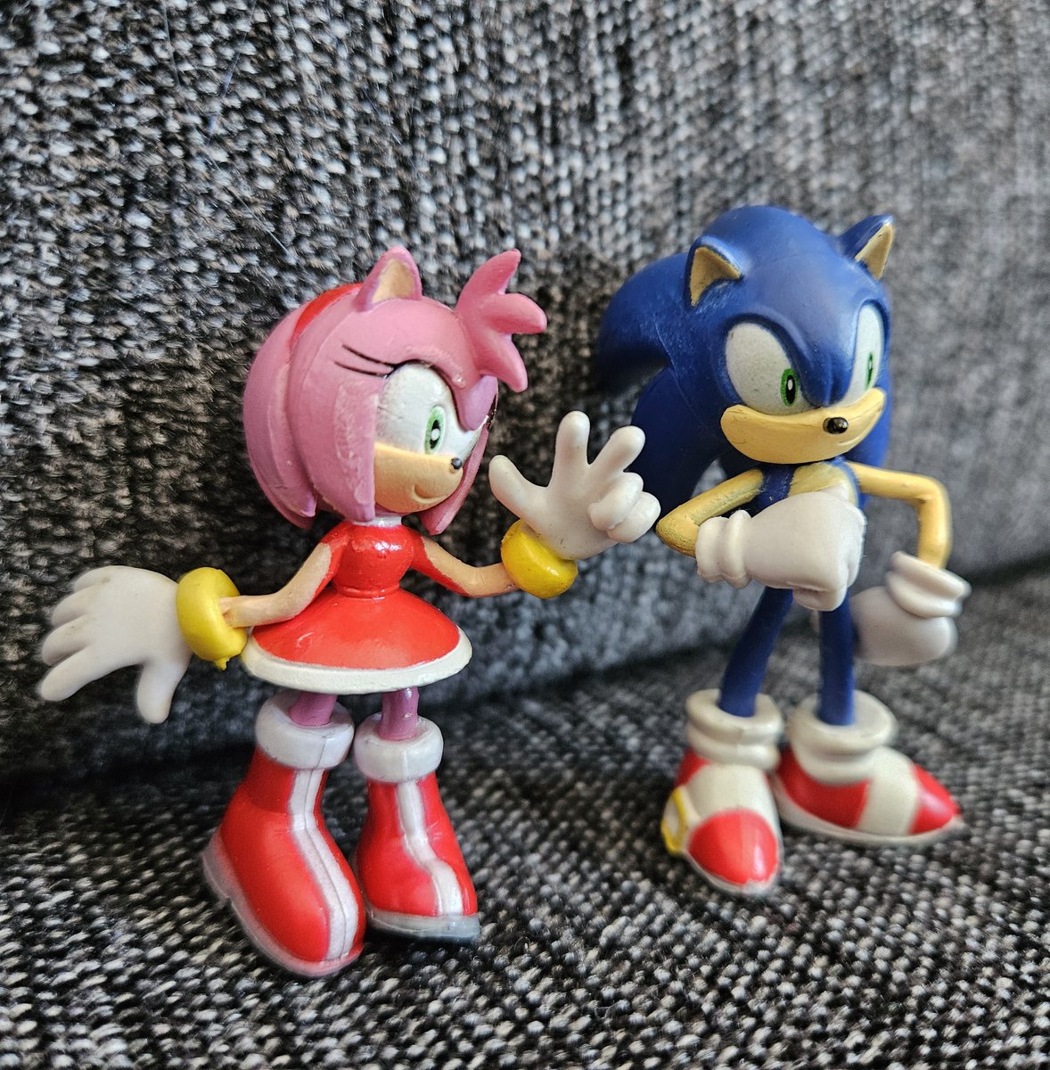 Ghostiees's tweet photo. Here are two new SonAmy figures for my collection! They were released back in 2011 in a French restaurant chain called Flunch to commerce Sonicβs 20th Anniversary and the release of Generations. I'm hoping to complete the set one day!
#SonicTheHedgehog #SonicCollection #SonAmy https://t.co/y845Kcl71f