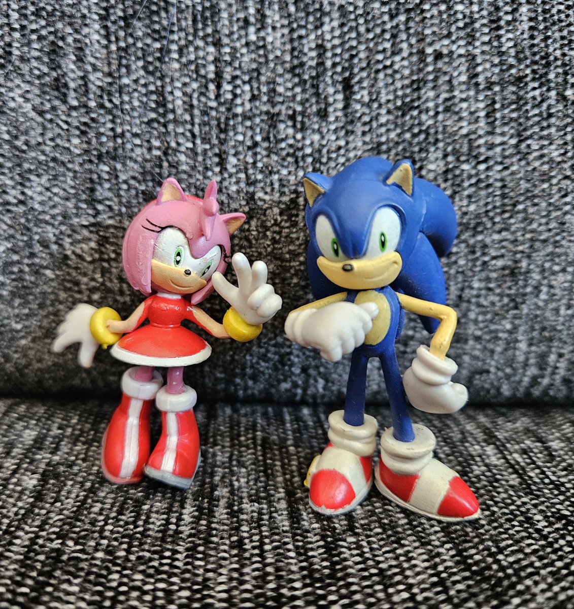Ghostiees's tweet photo. Here are two new SonAmy figures for my collection! They were released back in 2011 in a French restaurant chain called Flunch to commerce Sonicβs 20th Anniversary and the release of Generations. I'm hoping to complete the set one day!
#SonicTheHedgehog #SonicCollection #SonAmy https://t.co/y845Kcl71f