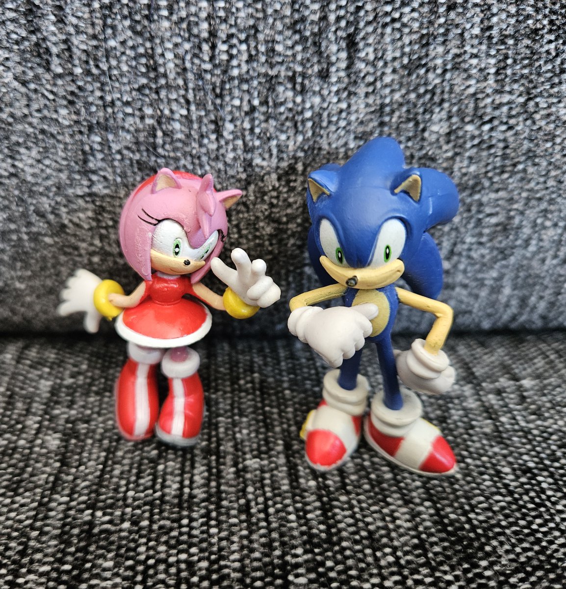 Ghostiees's tweet photo. Here are two new SonAmy figures for my collection! They were released back in 2011 in a French restaurant chain called Flunch to commerce Sonicβs 20th Anniversary and the release of Generations. I'm hoping to complete the set one day!
#SonicTheHedgehog #SonicCollection #SonAmy https://t.co/y845Kcl71f