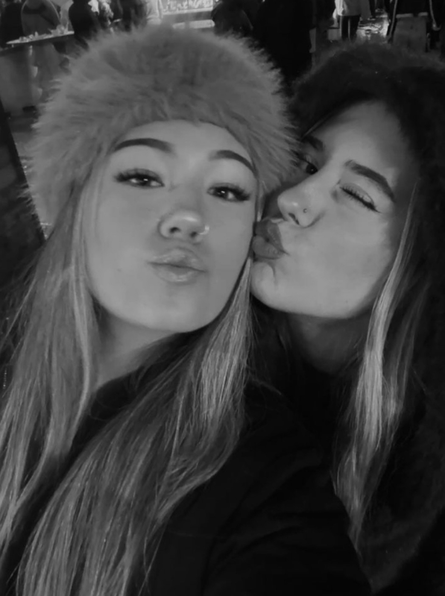 Les 2 copines 👩🏼👩🏻 tweet media