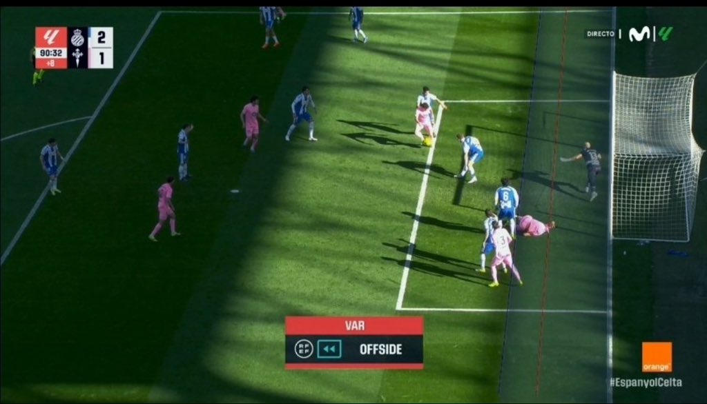 Es gol legal …Mala interpretación de la jugada …..la acción del defensa NO es un despeje forzado …..ya que es el defensa que VA con VOLUNTARIEDAD  hacia el balón para despejarlo …No puede ser NUNCA un despeje forzado.