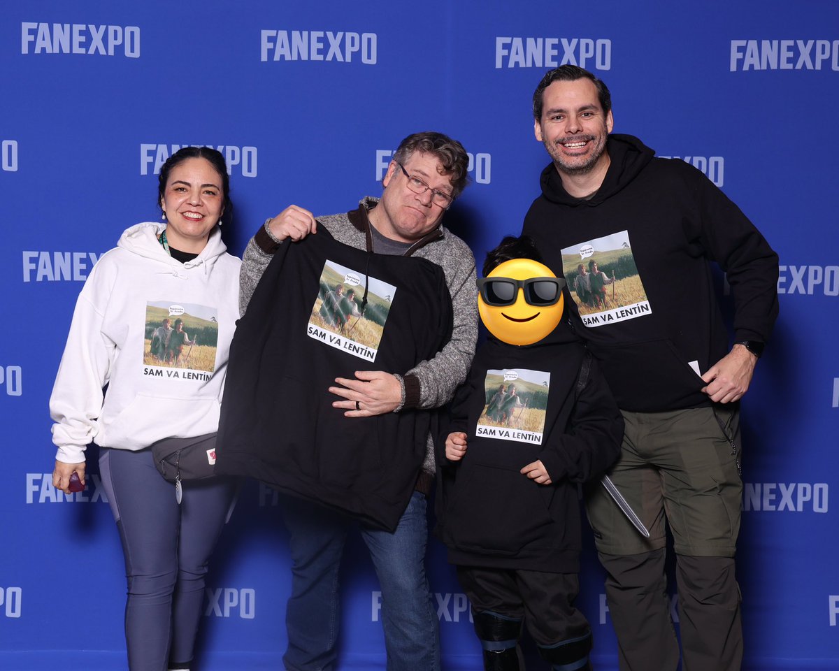 En el día de #SamVaLentin me logré tomar una foto con <a href="/SeanAstin/">Sean Astin</a> y le regalamos un Hoodie de Sam Va Lentín #FanExpo #LOTR