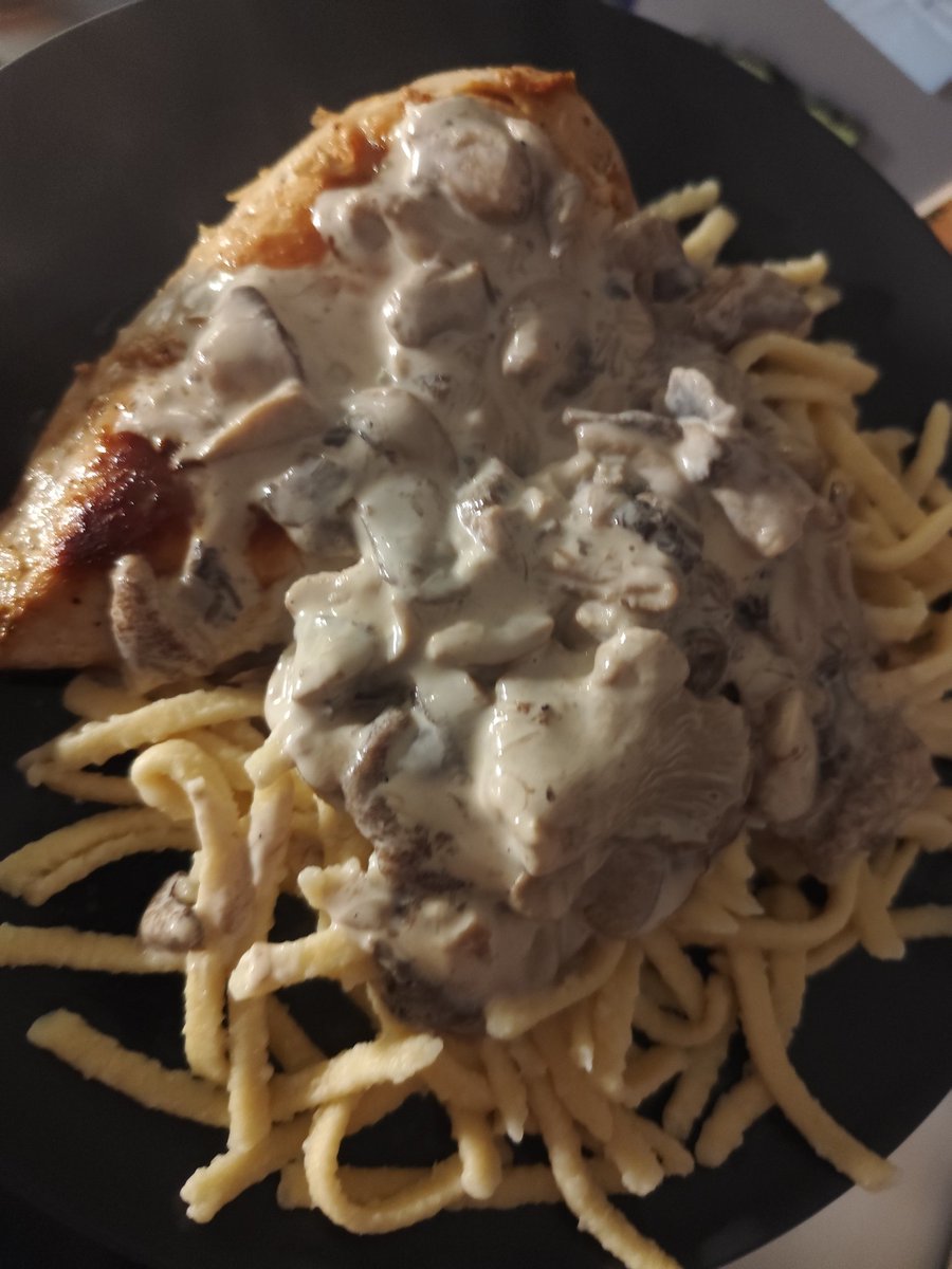 En tête à tête avec mon poulet sauce champignons et Spätzle 👍