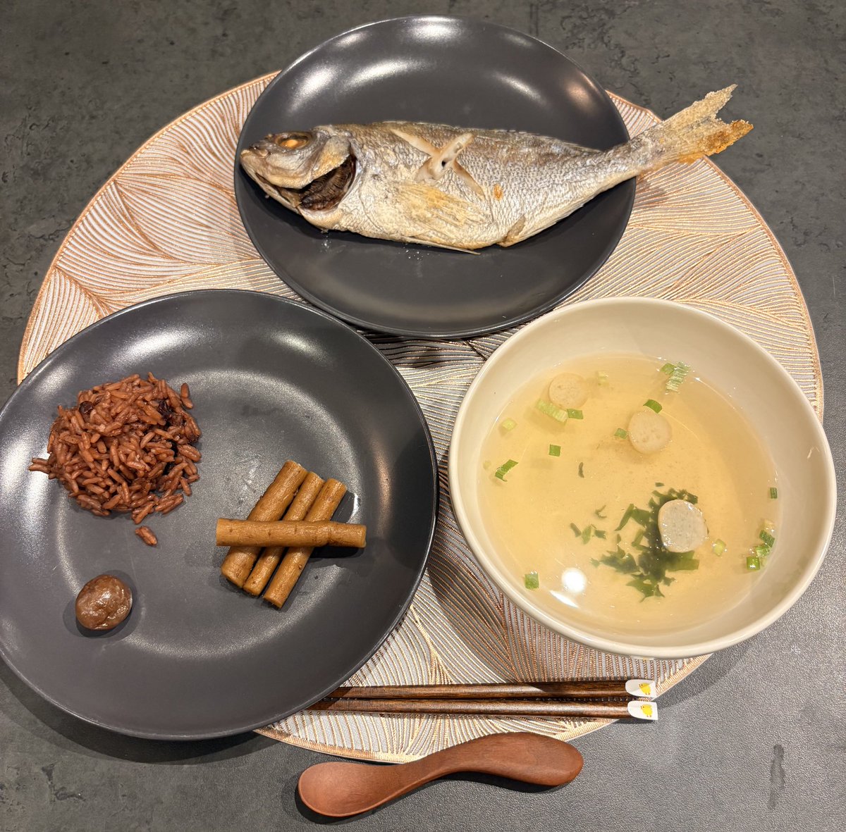 お食い初め終了！
器も食材もあるものでになってしまったけど、まあよしとしよう……！
尋常じゃないよだれを出していた気がする😂
一生食べることに困らず、これからもすくすく成長してください🌱